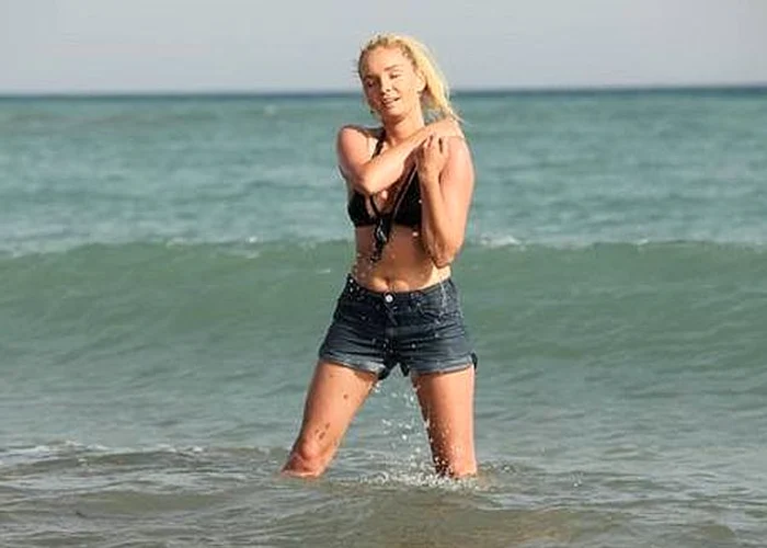 
    Restricțiile alimentare și munca fizică istovitoare de la Ferma Vedetelor s-au văzut pe trupul Mariei Constantinfoto: Captură Ferma Vedetelor  