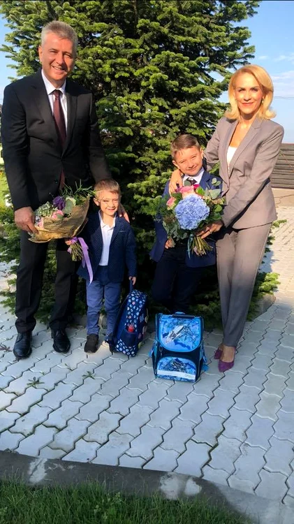 Gabriela Firea şi Floretin Pandele şi-au condus fiii în prima zi de grădiniţă, respectiv şcoala 