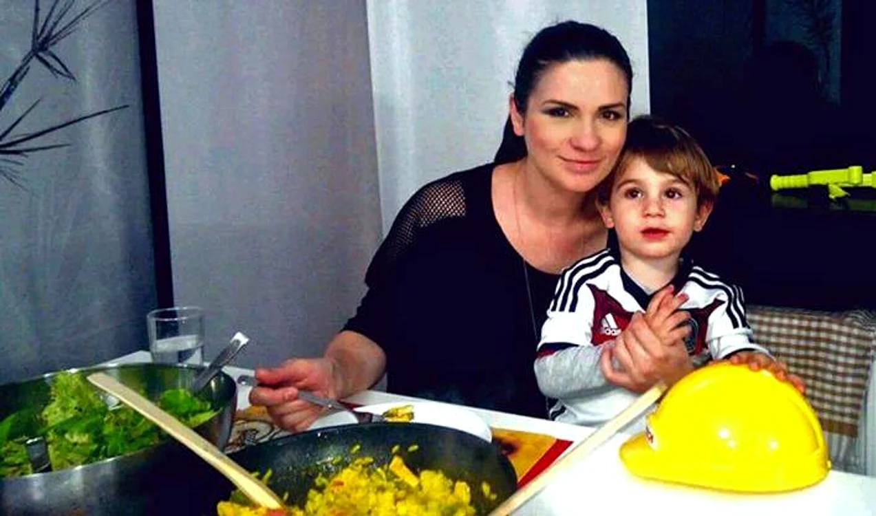 
    Ellie se gândeşte în fiecare zi ce să-i mai facă bun băieţelului ei, Mihai  