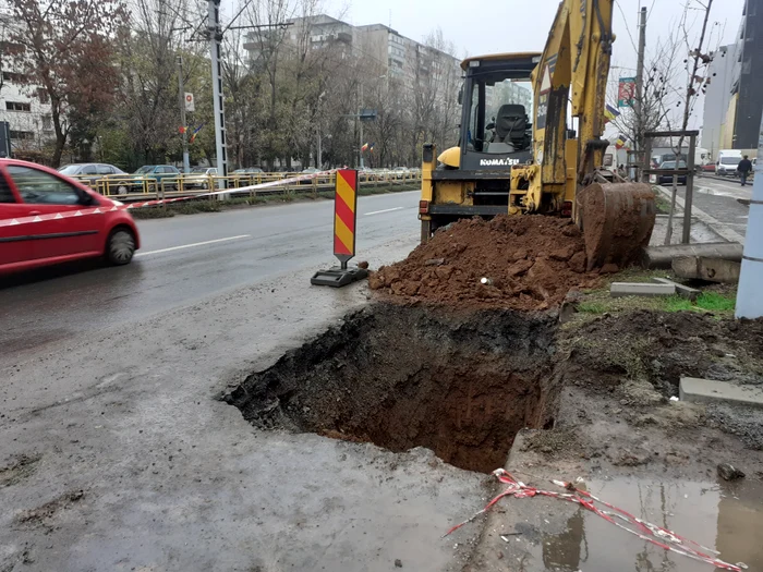 Pe strada Brașov, din sectorul 6, este ditamai groapa săpată pe carosabilFotografii: Andreea Dancu/Brigada Rutieră