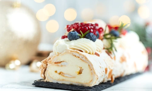 Rulada cu bezea si fructe  Sursa foto shutterstock 2396270973 jpg