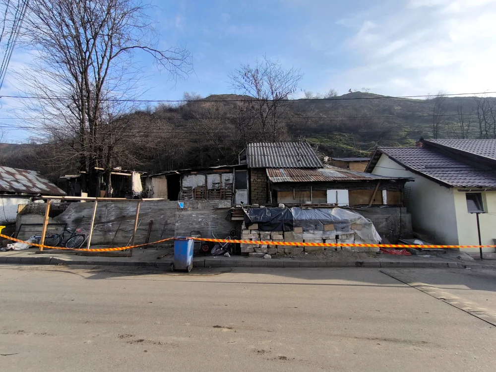 Proprietarii caselor afectate pot intra să recupereze din bunuri doar însoțiți FOTO: Ionelia Nucă