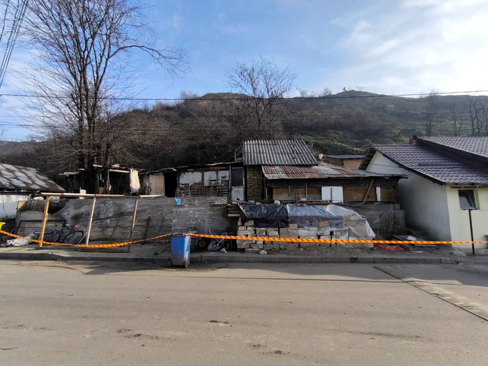 Proprietarii caselor afectate pot intra să recupereze din bunuri doar însoțiți FOTO: Ionelia Nucă