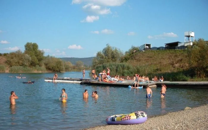 Arădenii aleg vara plaja de la Ghioroc FOTO arhivă Adevărul