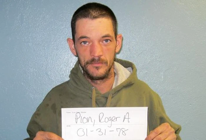 Fermierul a strivit mai multe maşini cu un tractor uriaş