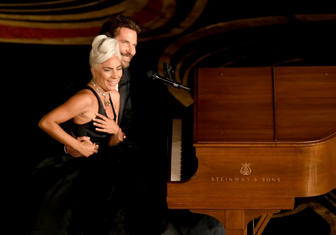 
    Lady Gaga și Bradley Cooper i-au emoționat pe toți cu interpretarea de la OscarFoto: Getty  