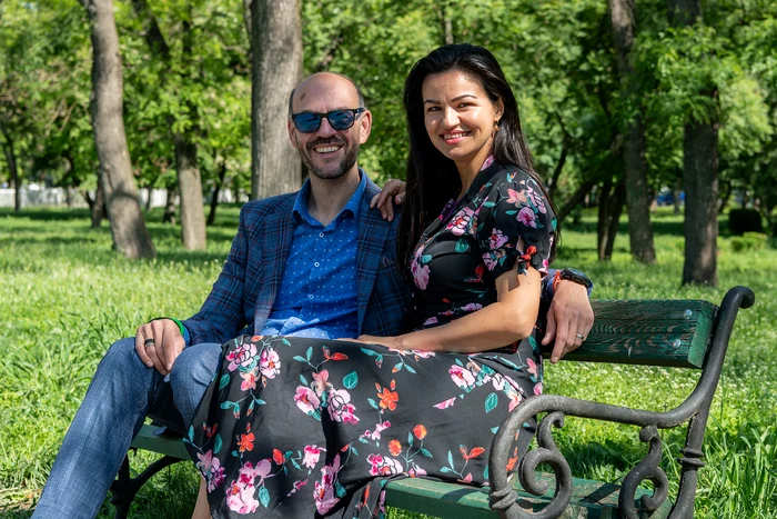 Cuplul de psihologi Oana și Ion Puican pe bancă, în parc