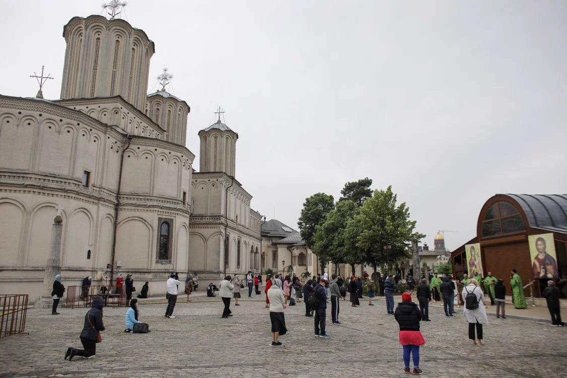  În biserică se intră  pentru rugăciune  individuală  şi spovedanie