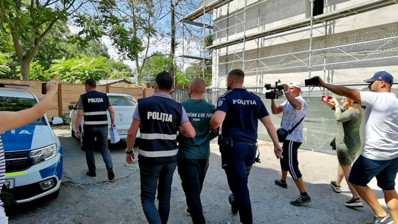 
    Bărbatul care a terorizat turiștii din Mamaia a fost arestat preventivFoto: Poliția Română  