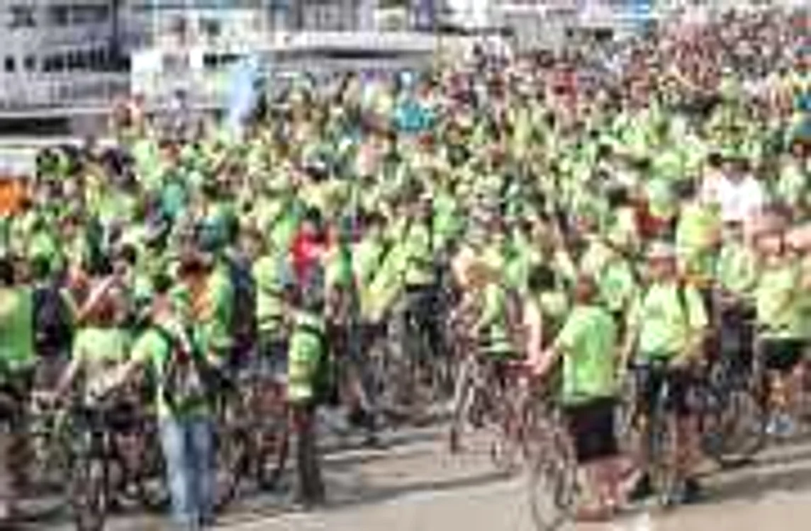 În 2004, prin implicare, o mână de biciclişti din Budapesta au pus în mişcare cel mai mare Critical Mass din lume. Acţiunile lor au forţat politicienii ungari să ţină cont de nevoile oamenilor.