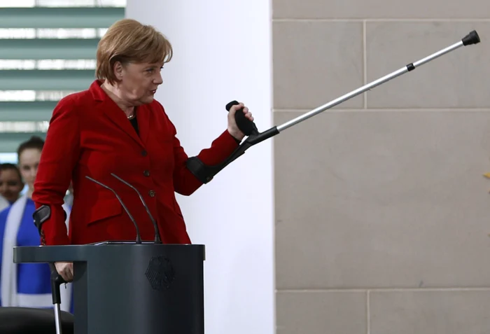 Angela Merkel a venit la prima şedinţă de guvern în cârje