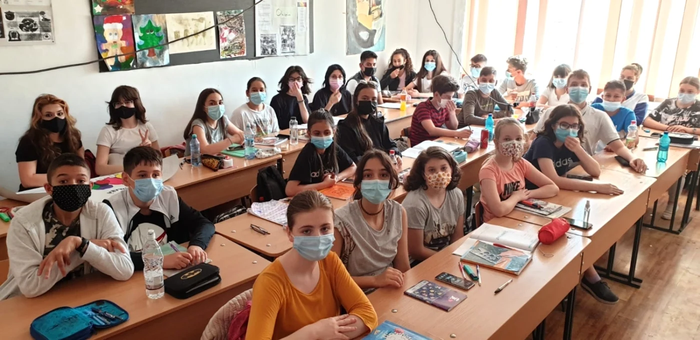 Elevii învaţă înghesuiţi ca sardelele FOTO: Binca Neagu