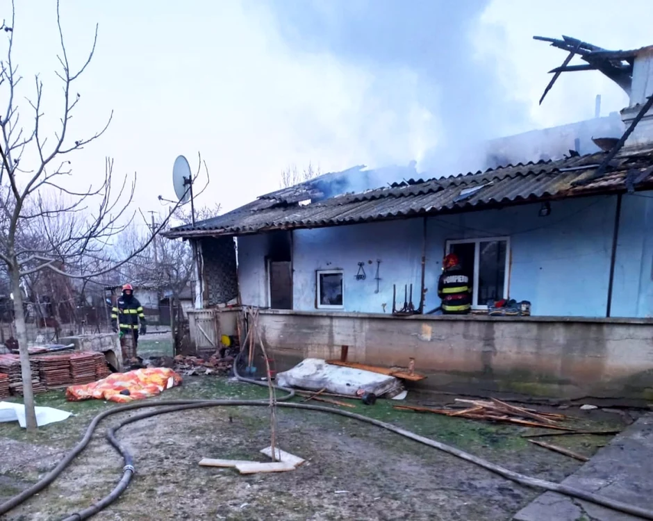 Casa a luat foc, iar o femeie a murit în locuinţă FOTO: martor