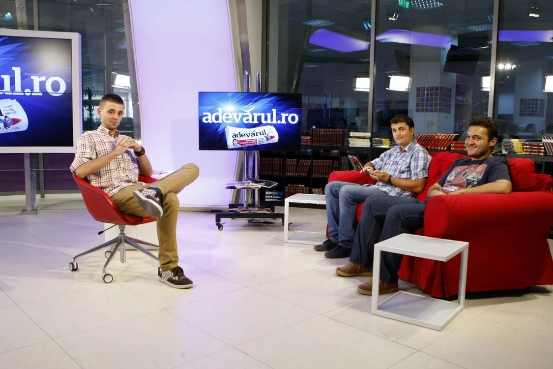 Octavian Palade alături de Emil
Dragotă, blogger tech şi co-fondator al site-ului Gadget.ro şi
Răzvan Bălbăreţu FOTO David Muntean