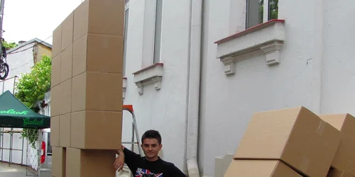 Iată cum este construit un robot din carton, înalt de patru metri!