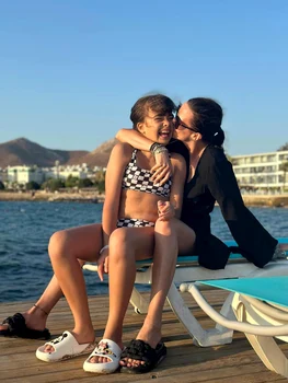 Fiica ei, Renata, este în clasa a șasea așa că intră după-amiază la școală, ceea ce o bucură nespus pe vedetă