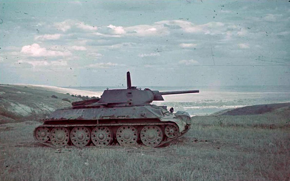 Tanc T-34 în apropierea Mării Nege (© Das Bundesarchiv Bild 169-0017)