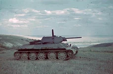 Tanc T-34 distrus în apropierea Mării Nege (© Das Bundesarchiv Bild 169-0017)