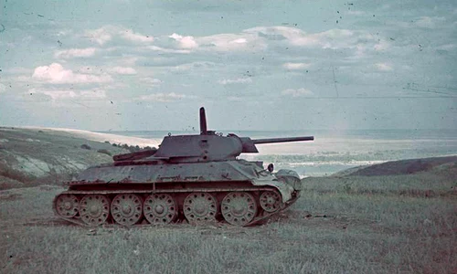 Tanc T-34 distrus în apropierea Mării Nege (© Das Bundesarchiv Bild 169-0017)