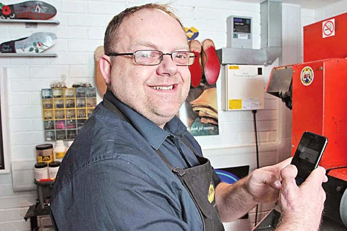 Pantofarul scrie cu mare rapiditate mesaje pe telefonul mobil, folosind membrul cel nou