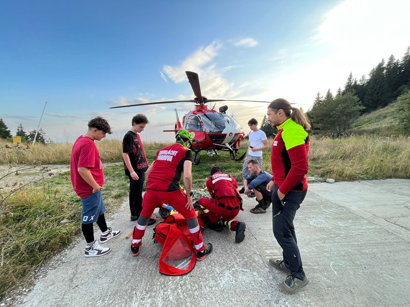 Intervenție cu elicopterul SMURD pe munte, pentru salvarea unui tânăr rănit în timp ce făcea mountain-bike FOTO