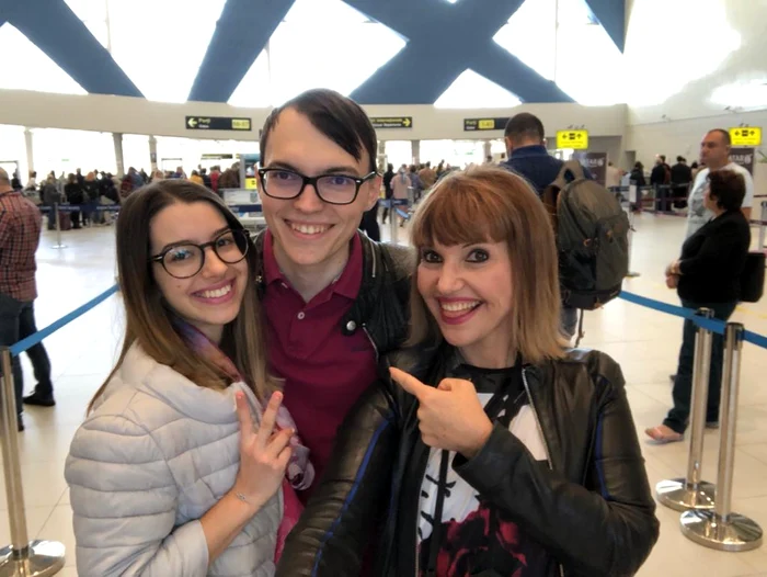 La aeroportul Otopeni, Marina Almăşan şi Ana, iubita lui Victoraş, şi-au luat la revedere de la acesta