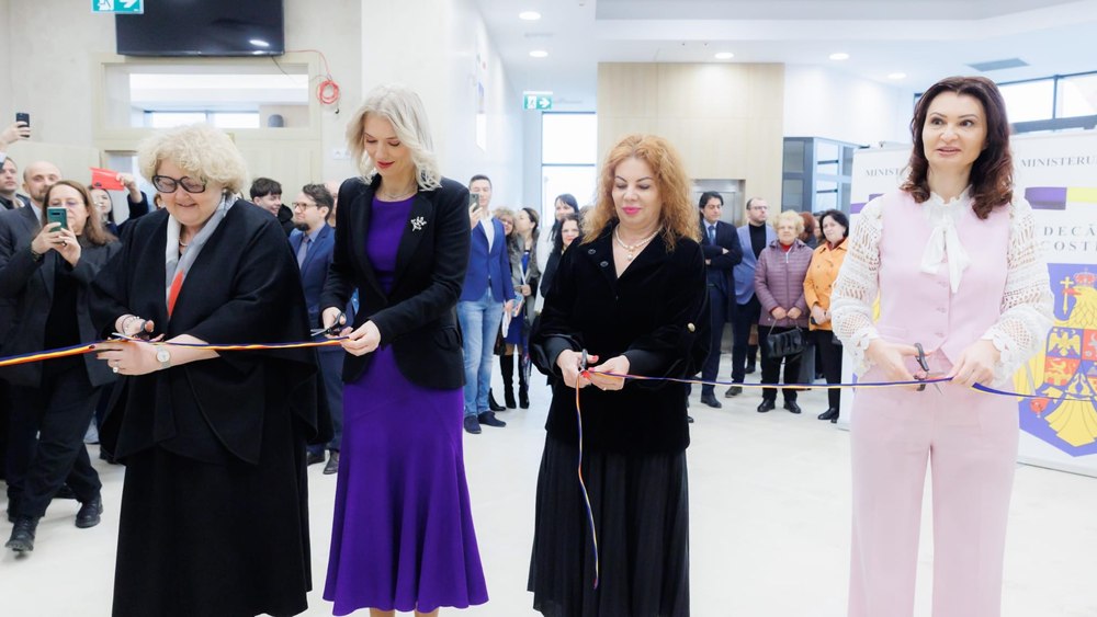 Sediu de judecătorie fără autorizație, inaugurat doar de fațadă. Angajații lucrează tot în vechea clădire, cu WC în curte FOTO