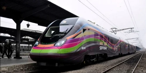 Trenul electric construit în premieră în România circulă pe ruta Craiova-Bucureşti-Braşov