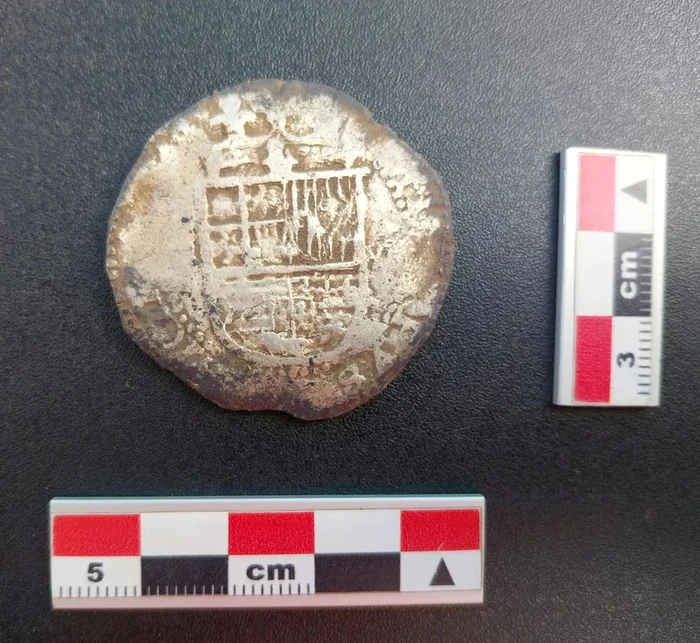 Reversul monedei de argint „real de a ocho” (© Richard Bezzaza)