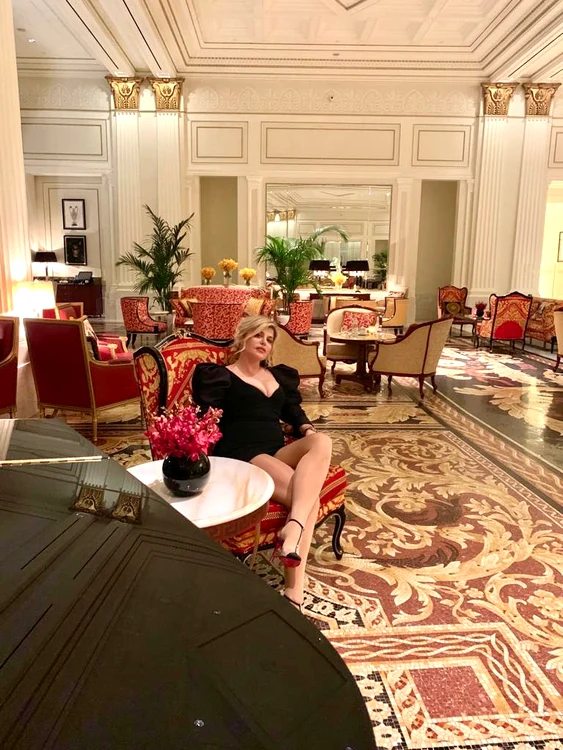 Loredana, sexy, la hotelul Donatellei Versace