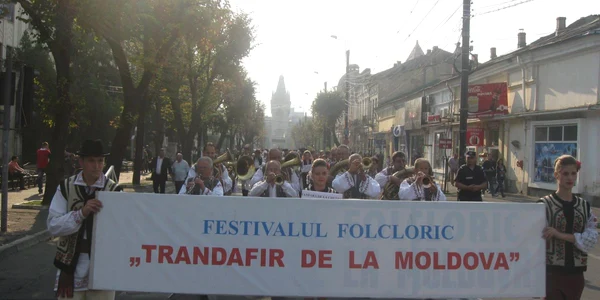 Festivalul „Trandafir de la Moldova“ a debutat cu parada ansamblurilor