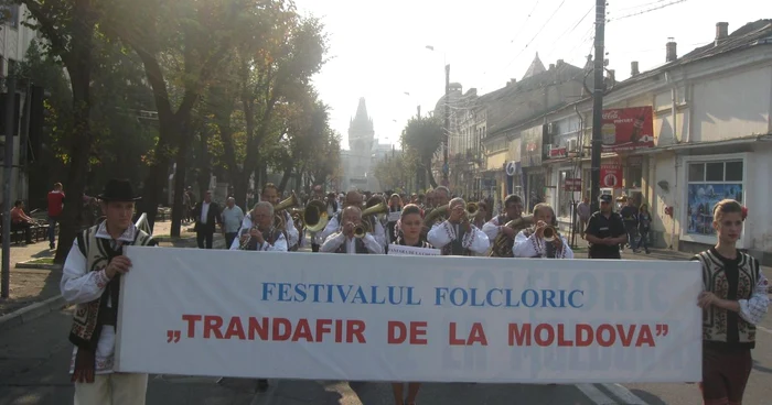 Festivalul „Trandafir de la Moldova“ a debutat cu parada ansamblurilor