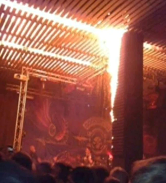Arificiile de pe scenă au ajuns pe unul dintre stâlpii din club. Apoi incendiul s-a generalizat