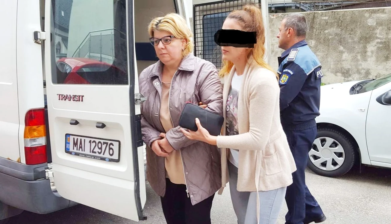 Amalia Dumitraşcu (stânga) e cercetată de patru ani de DIICOT FOTO: Denis Grigorescu