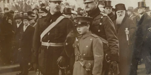 Regele Mihai copil în uniformă cu tatăl Regele Carol al II-lea Sursa arhivelenationale.ro