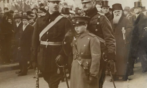 Regele Mihai copil în uniformă cu tatăl Regele Carol al II-lea Sursa arhivelenationale.ro