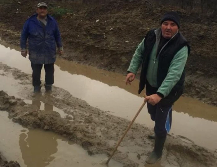 Toate uliţele din Cleanov sunt pline de gropi şi noroi 