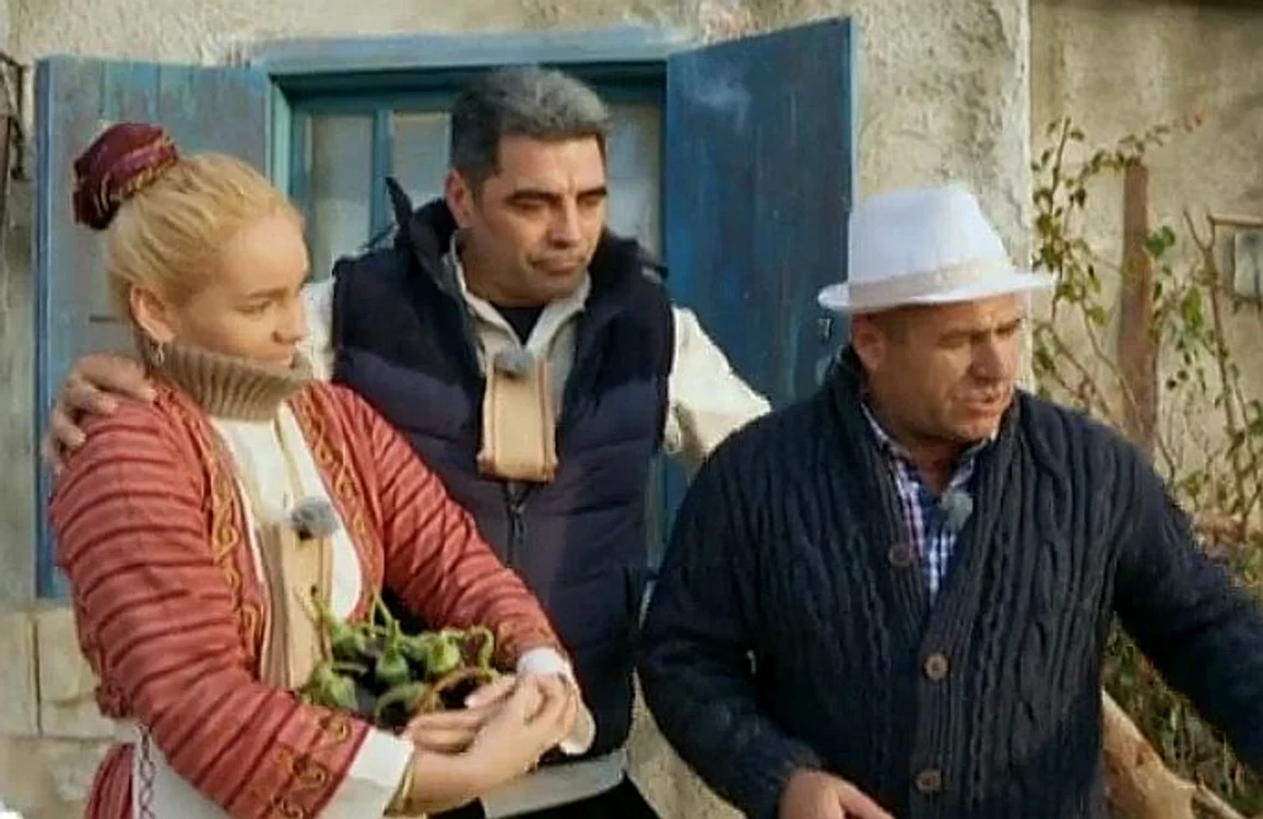 
    Maria Constantin (24 de ani) și Marcel Toader (53 de ani), alături de Nea Rață la „Ferma Vedetelor”foto: captură Pro Tv  