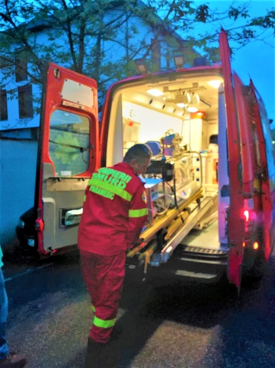 Bebeluşul a fost urcat în maşina care a demarat în viteză spre Germania, în această dimineaţă. FOTO: ISU Cluj