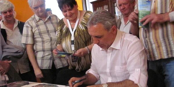 Stoichkov a acordat autografe la Timişoara Foto