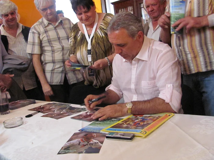 Stoichkov a acordat autografe la Timişoara Foto: Ştefan Both