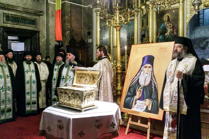 Icoana și racla cu moaștele Sfântului Paisie FOTO Ziarul Lumina