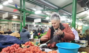 craciunul 2024, preturi in piata slatina brazi, aranjamente si legume   foto alina mitran (4) jpg