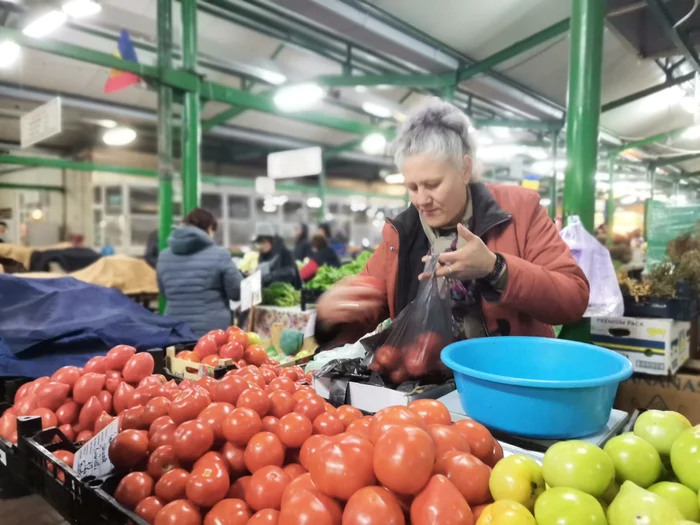 Roșiile produse în solarii oltenilor se găsesc încă în piețe FOTO: Alina Mitran