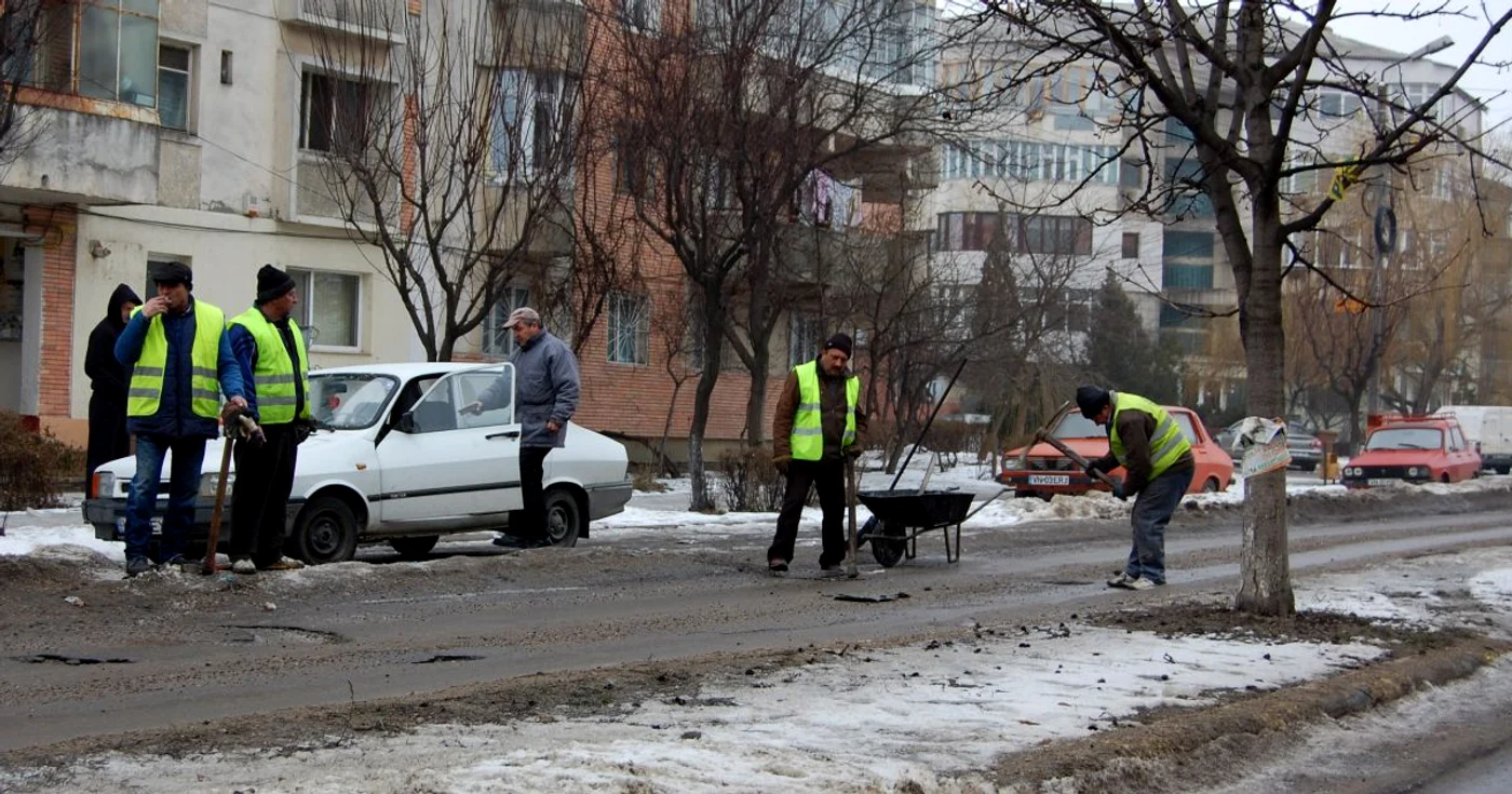 Deşi au fost reparate de câteva luni, multe străzi din Focşani au acum mai multe gropi decât înainte