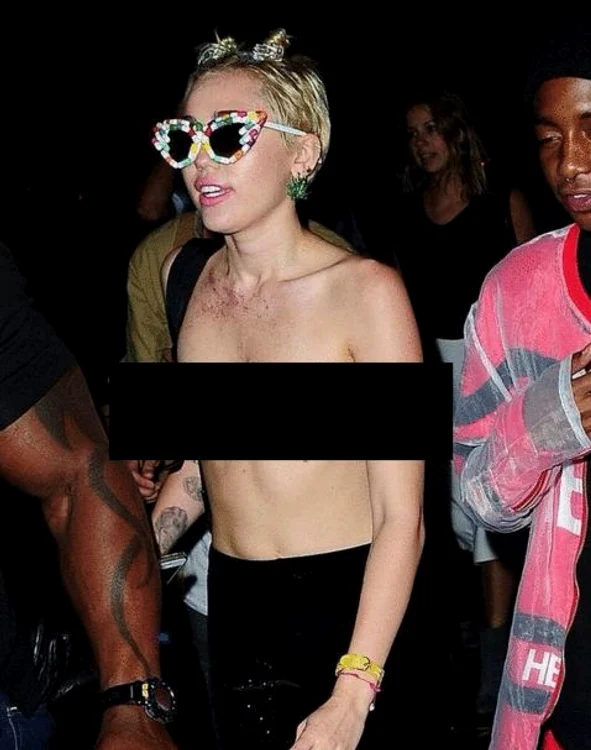 Miley şi prietenii s-au distrat la o petrecere sâmbătă searăFoto TheBangerzTour