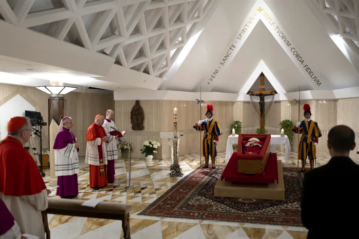 Cardinalul Kevin Joseph Farrel îndeplinește ritualurile de după moartea Papei FOTO profimedia