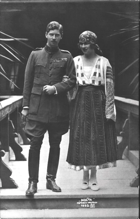 Principesa Elena, în costum popular românesc, şi principele Carol la Sinaia, 1922