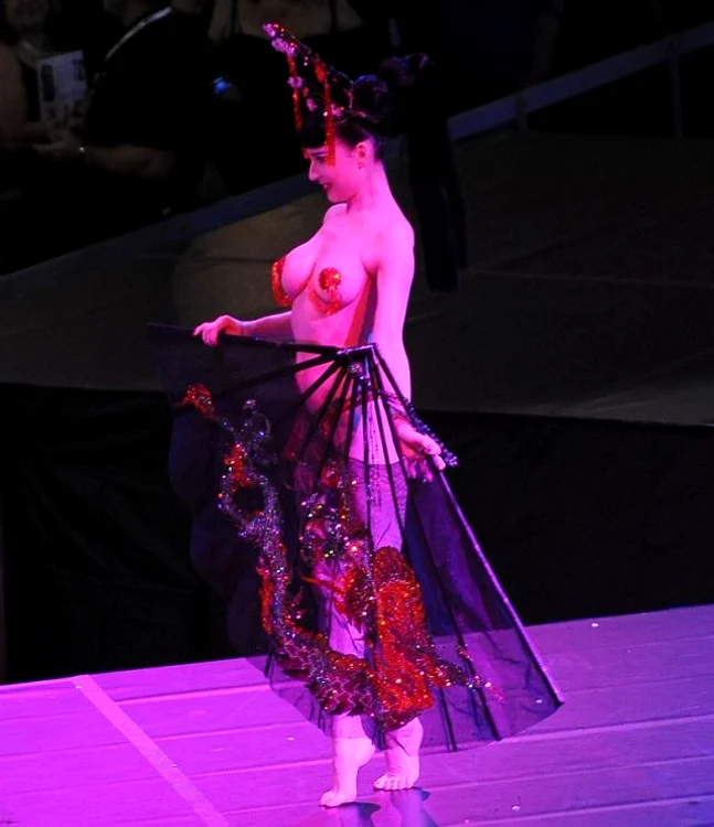Dita von Teese, show incendiar la Erotica 2010 (Foto: Splashnews)