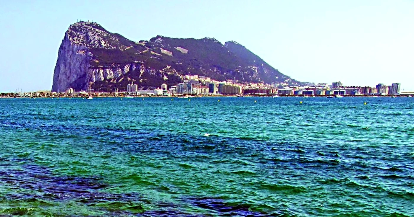 Gibraltarul, simbolul forţei herculeene. Teritoriul are doar 7 kilometri pătraţi